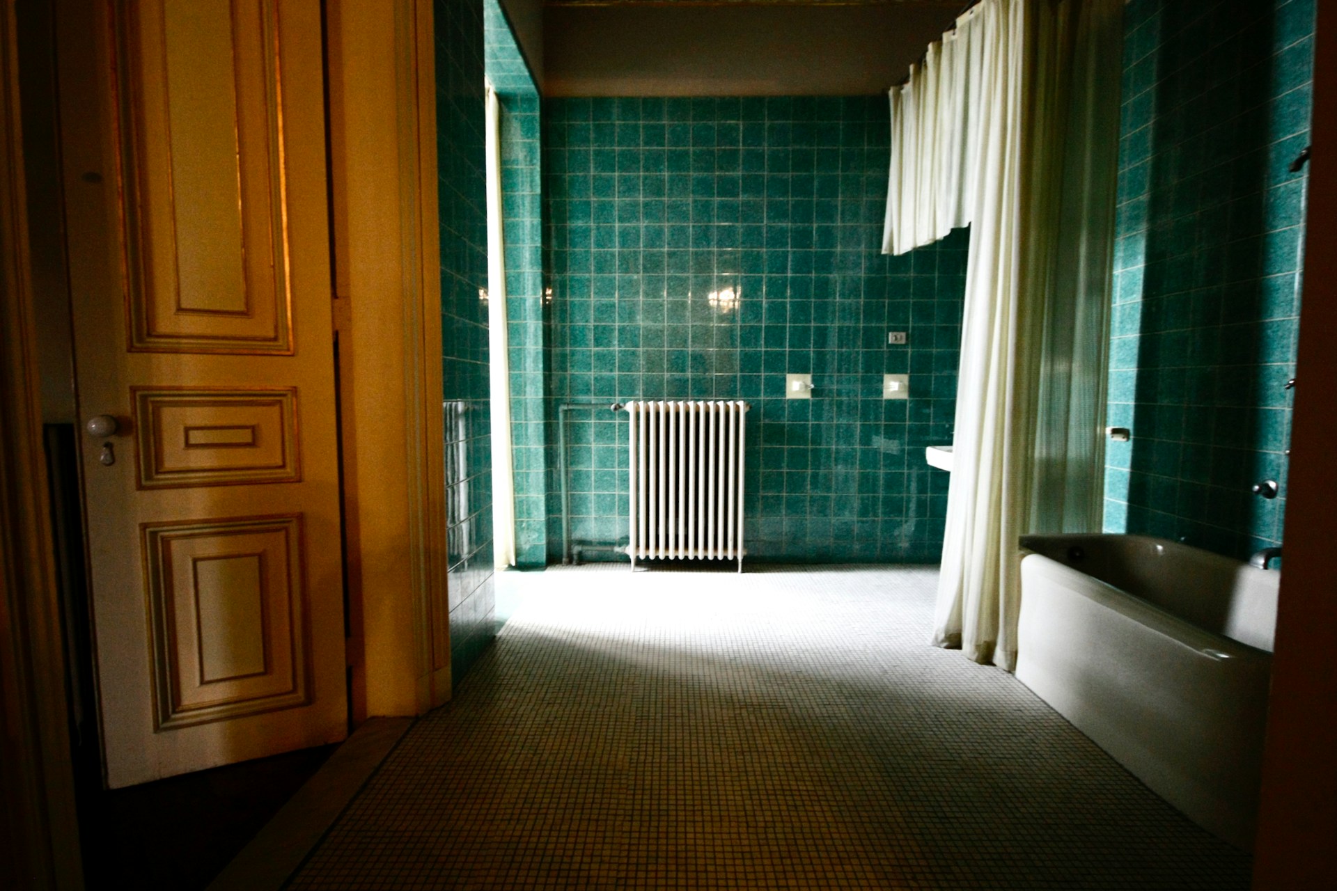 How Radiator Colours and Finishes Are Applied and Which Last Longest
